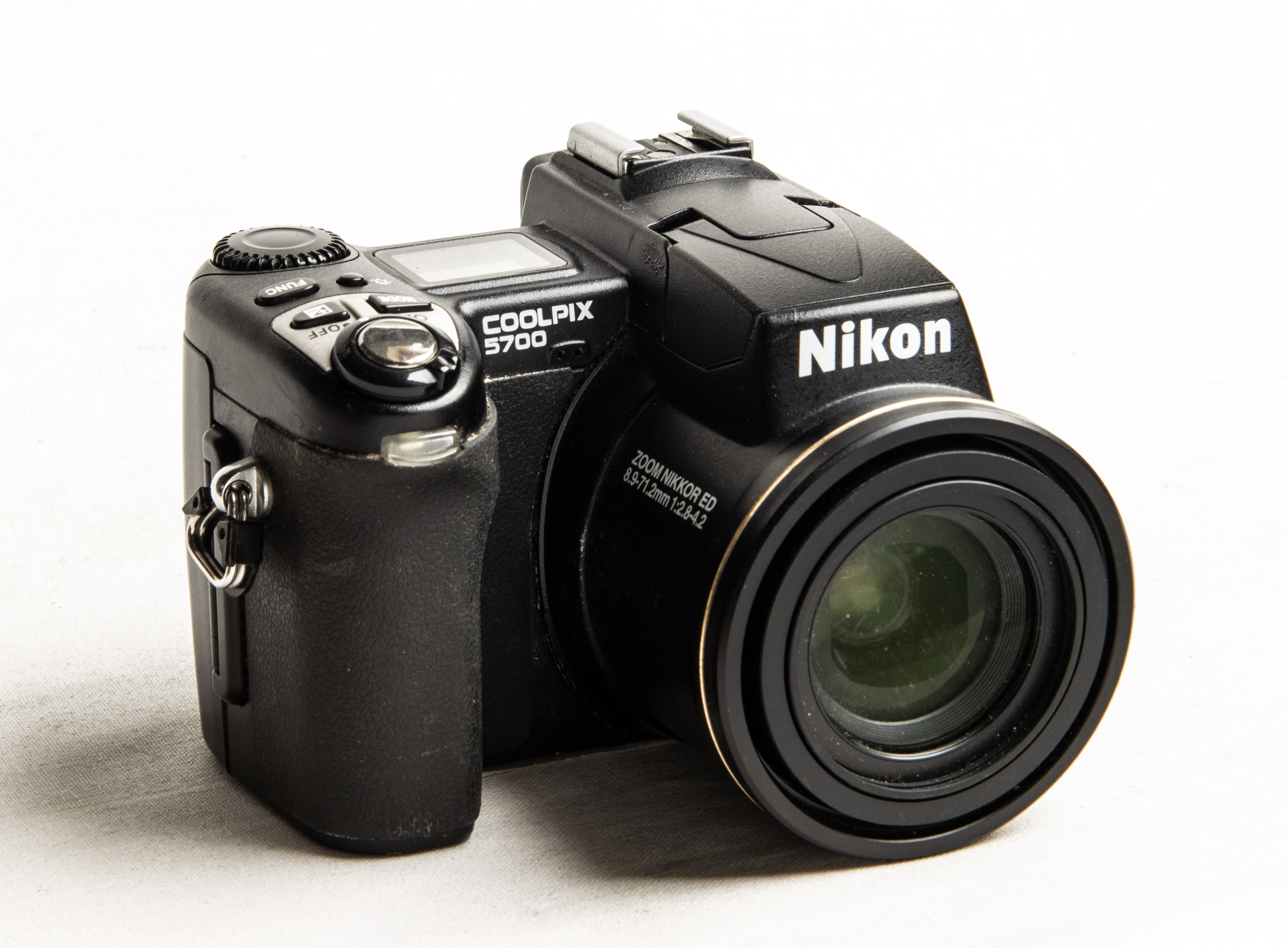 NIKON COOLPIX 5700