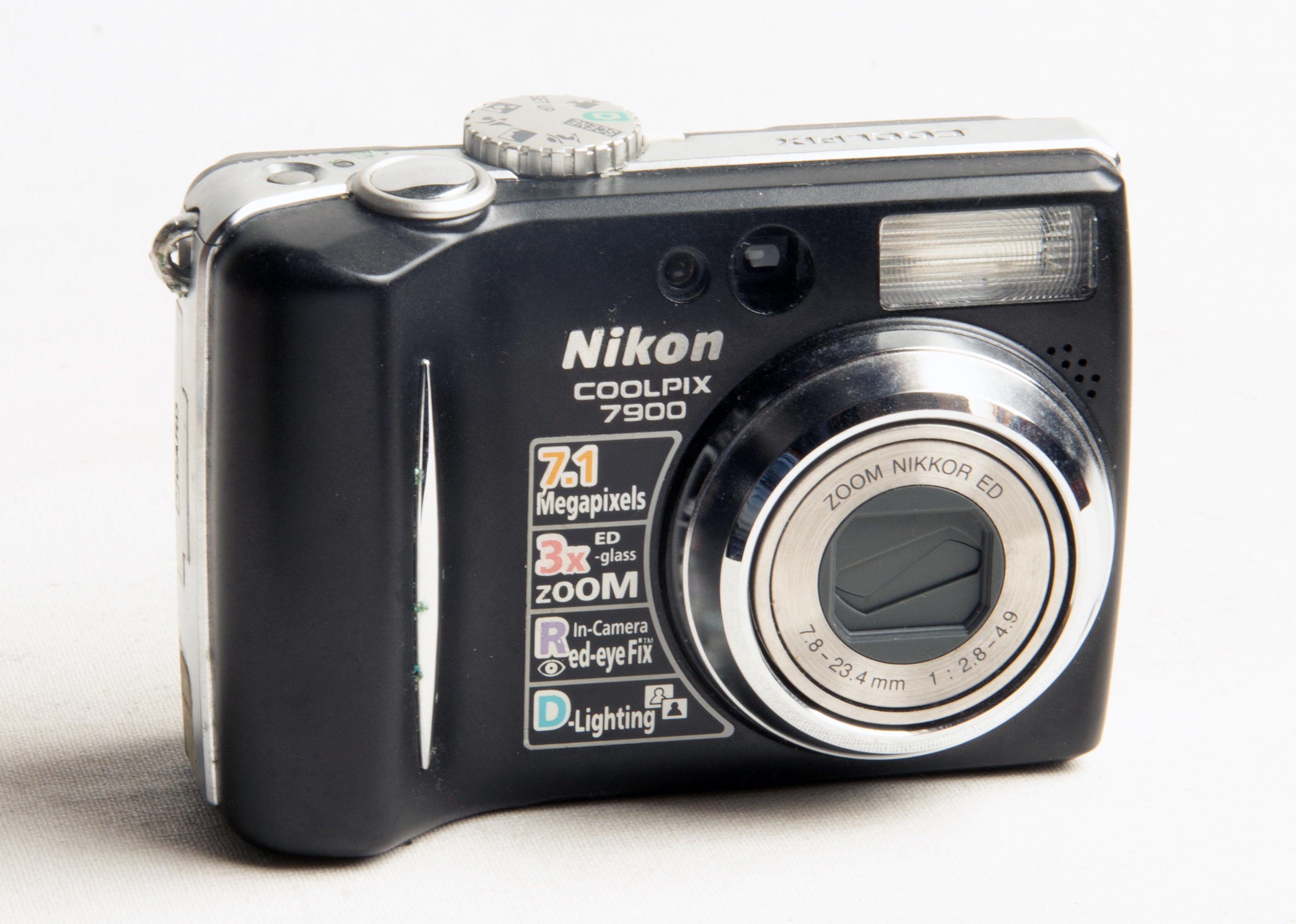 NIKON COOLPIX 7900